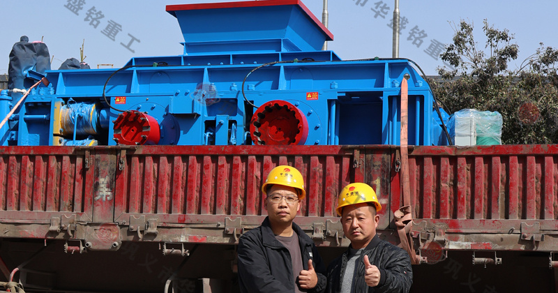 鵝卵石制砂用什么破碎機(jī)？推薦對(duì)輥機(jī)價(jià)格不貴還耐用